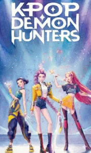 "KPOP DEMON HUNTERS"라는 흰색 텍스트 타이틀이 상단에 크게 배치된 수채화 일러스트 포스터입니다. 파란색과 보라색이 어우러진 몽환적인 무대 배경 위로, 각기 다른 스타일의 의상을 입고 빛나는 무기(단검, 검, 검)를 든 세 명의 여성 캐릭터가 자신감 넘치는 포즈로 서 있습니다. 전체적으로 부드러운 수채화 물감의 번짐 효과와 종이 질감이 느껴집니다.