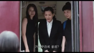 영화 바닷마을 다이어리 중 세 언니가 기차 문 앞에 서서 이복동생 스즈에게 가마쿠라에서 함께 살자고 제안하는 명장면.